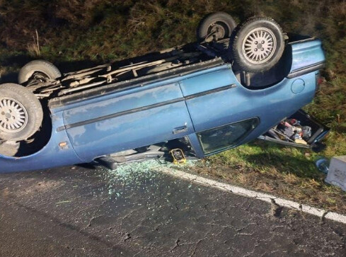 Kierowca dachował. Był pijany - grafika