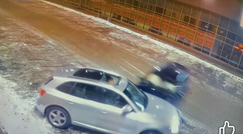 Driftował na parkingu. Wpadł w inne auto [VIDEO] - grafika