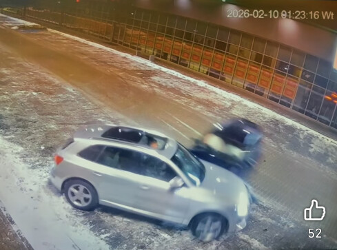 Driftował na parkingu. Wpadł w inne auto [VIDEO] - grafika