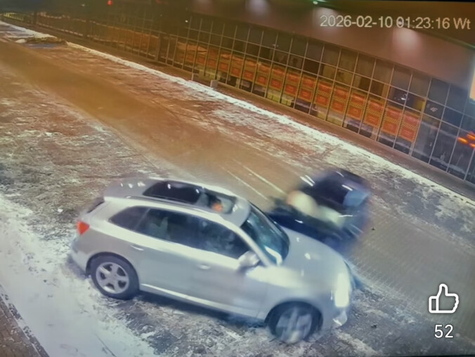 Driftował na parkingu. Wpadł w inne auto [VIDEO] - grafika