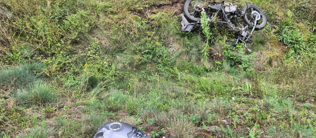 Motocyklista wjechał pod pociąg