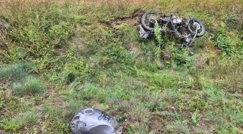 Motocyklista wjechał pod pociąg - grafika