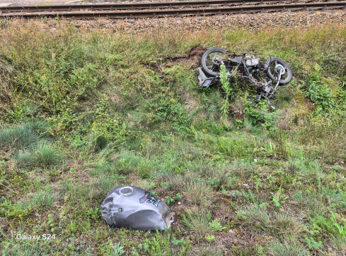 Motocyklista wjechał pod pociąg - grafika
