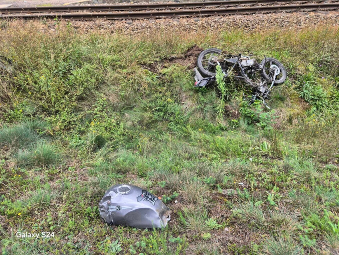 Motocyklista wjechał pod pociąg - grafika
