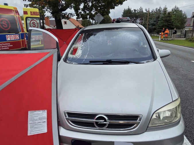 Kamień przebił szybę w aucie i uderzył pasażera - grafika