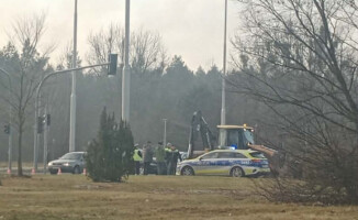 Wjechała w koparkę na rondzie