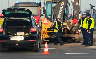 Wjechała w koparkę na rondzie