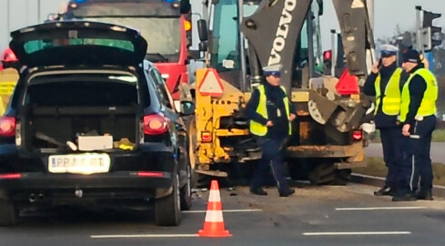 Wjechała w koparkę na rondzie - grafika