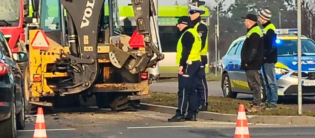 Wjechała w koparkę na rondzie