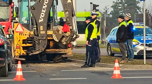 Wjechała w koparkę na rondzie - grafika
