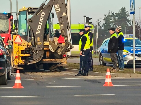 Wjechała w koparkę na rondzie - grafika