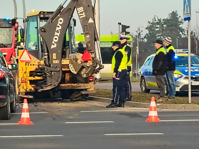 Wjechała w koparkę na rondzie - grafika
