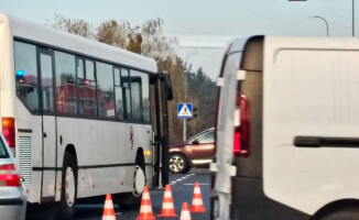 Wjechała w koparkę na rondzie