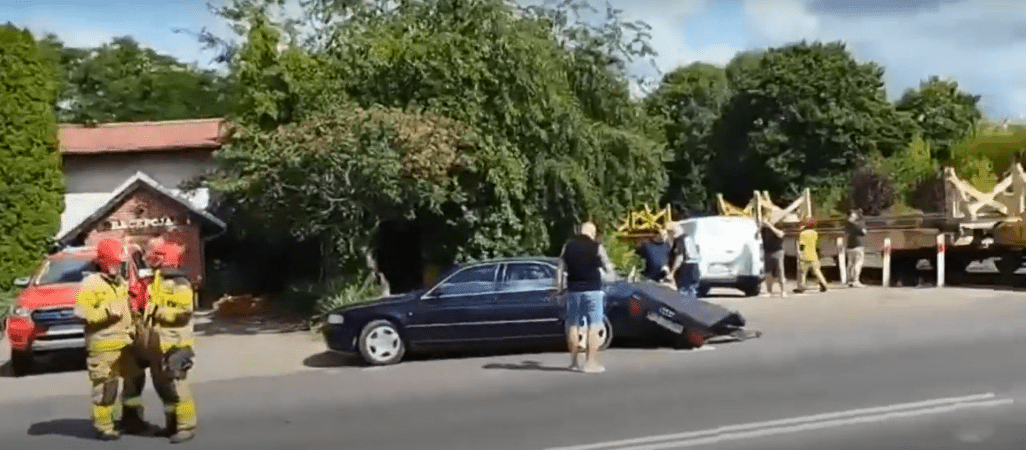 Kierowca audi wjechał na tory. Pociąg uderzył w tył auta