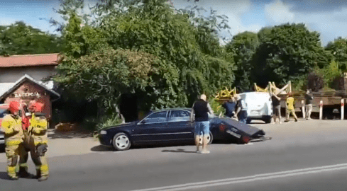 Kierowca audi wjechał na tory. Pociąg uderzył w tył auta - grafika