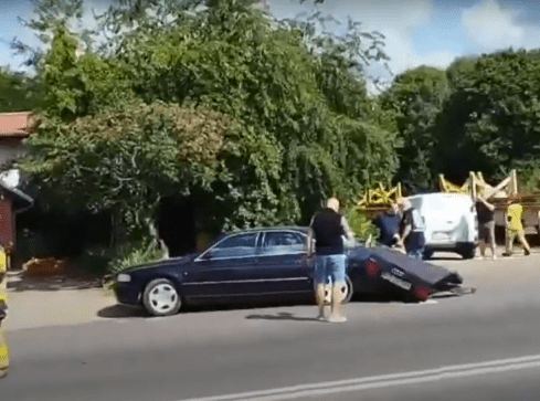 Kierowca audi wjechał na tory. Pociąg uderzył w tył auta - grafika