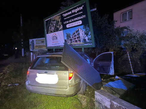 Policyjny pościg zakończony na płocie - grafika