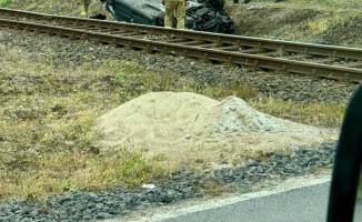 Kierowca Citroena wjechał pod pociąg
