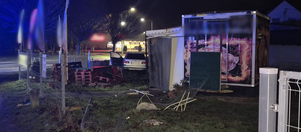 Pijany kierowca BMW wjechał w punkt gastronomiczny