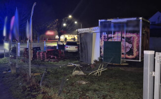 Pijany kierowca BMW wjechał w punkt gastronomiczny