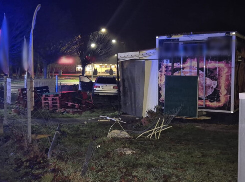 Pijany kierowca BMW wjechał w punkt gastronomiczny - grafika