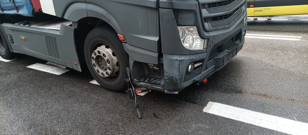 Nastolatek na hulajnodze potrącony przez ciężarówkę