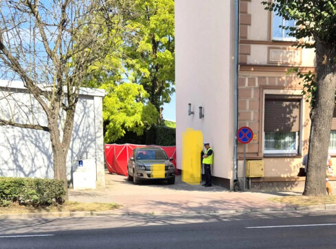 7-latka zginęła pod kołami samochodu... na podwórku - grafika