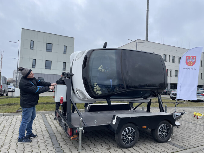 Możesz doświadczyć dachowania samochodu i zderzenia - grafika