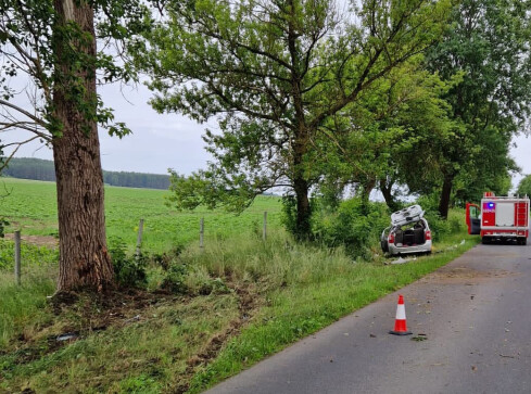 Kobieta wjechała w drzewo. Droga była zablokowana przez 5 godzin - grafika