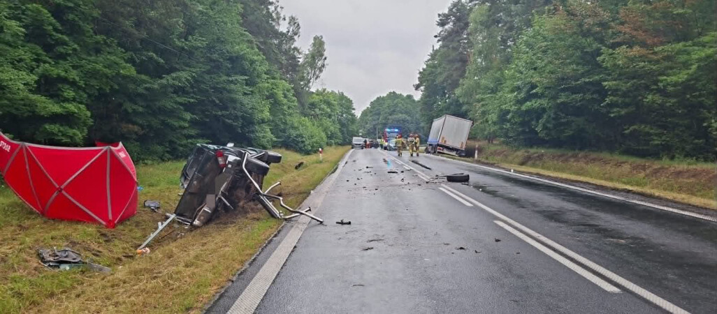 Śmiertelny wypadek na DK11. Zderzenie auta z ciężarówką [AKTUALIZACJA]