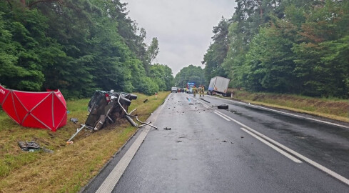 Śmiertelny wypadek na DK11. Zderzenie auta z ciężarówką [AKTUALIZ - grafika