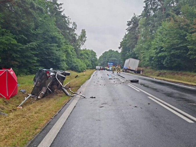 Śmiertelny wypadek na DK11. Zderzenie auta z ciężarówką [AKTUALIZ - grafika