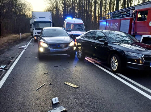 Wypadek na DK10. Zderzyły się trzy auta - grafika