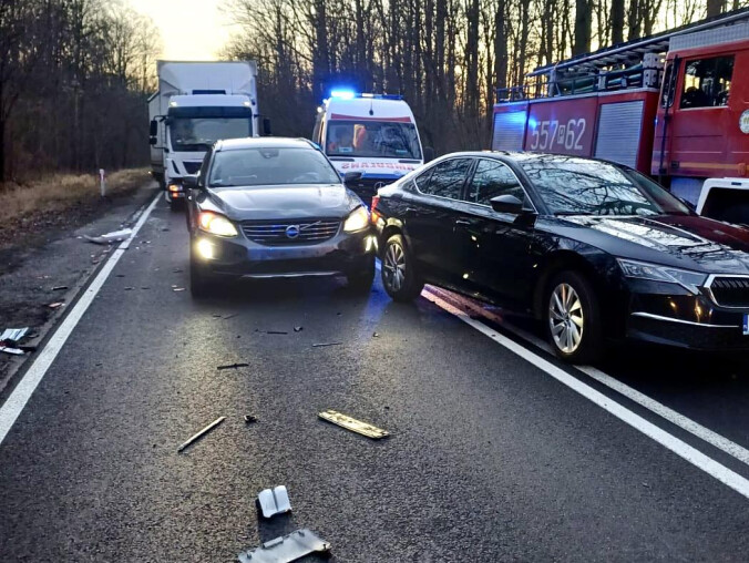 Wypadek na DK10. Zderzyły się trzy auta - grafika