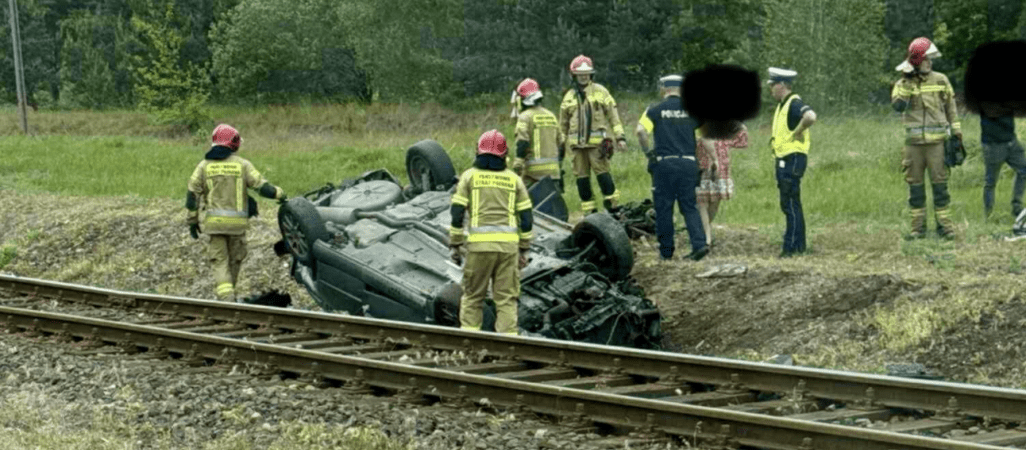 Kierowca Citroena wjechał pod pociąg