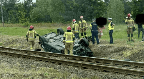 Kierowca Citroena wjechał pod pociąg - grafika