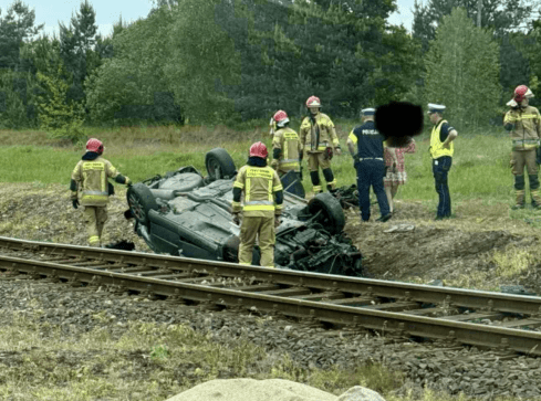 Kierowca Citroena wjechał pod pociąg - grafika