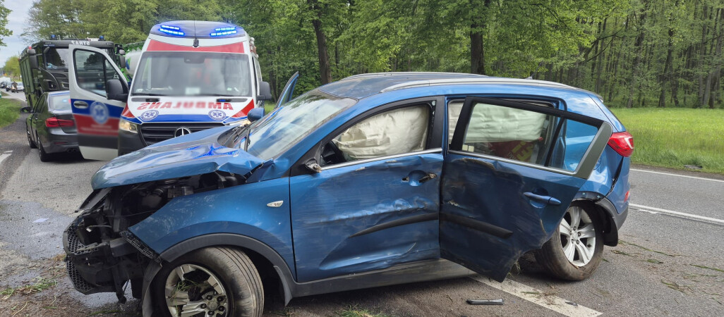 Auto uderzyło w drzewo na "krajówce"