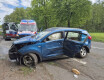 Auto uderzyło w drzewo na "krajówce" - grafika