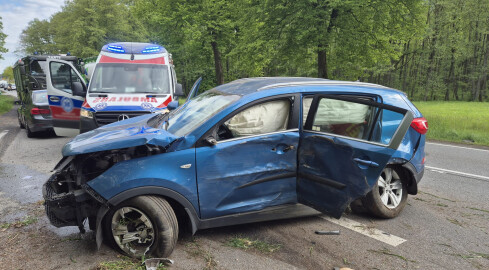 Auto uderzyło w drzewo na "krajówce" - grafika