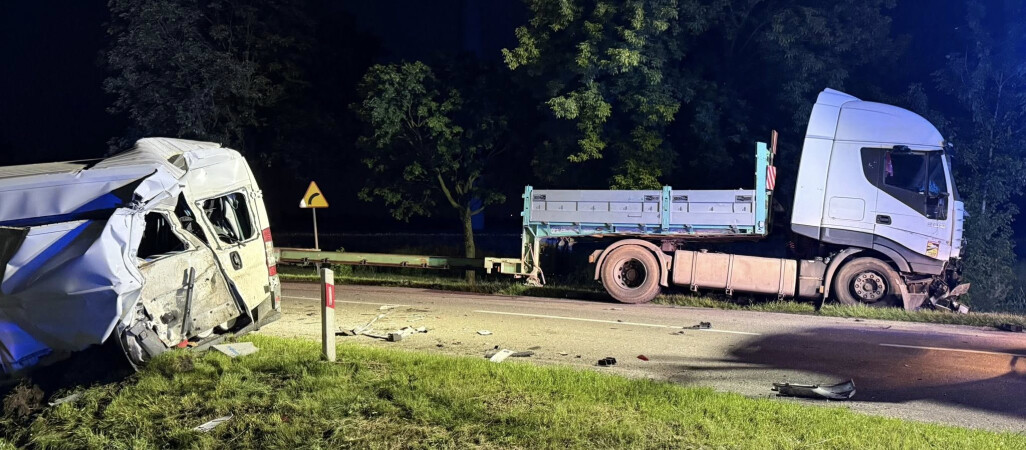 Zderzenie tira z busem. Są ranni