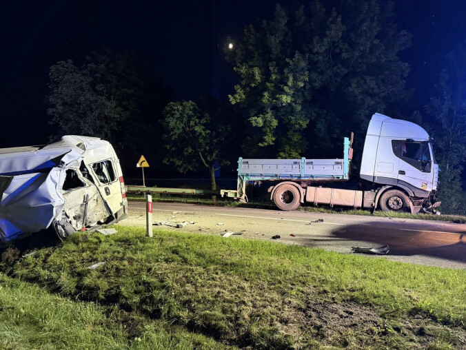Zderzenie tira z busem. Są ranni - grafika