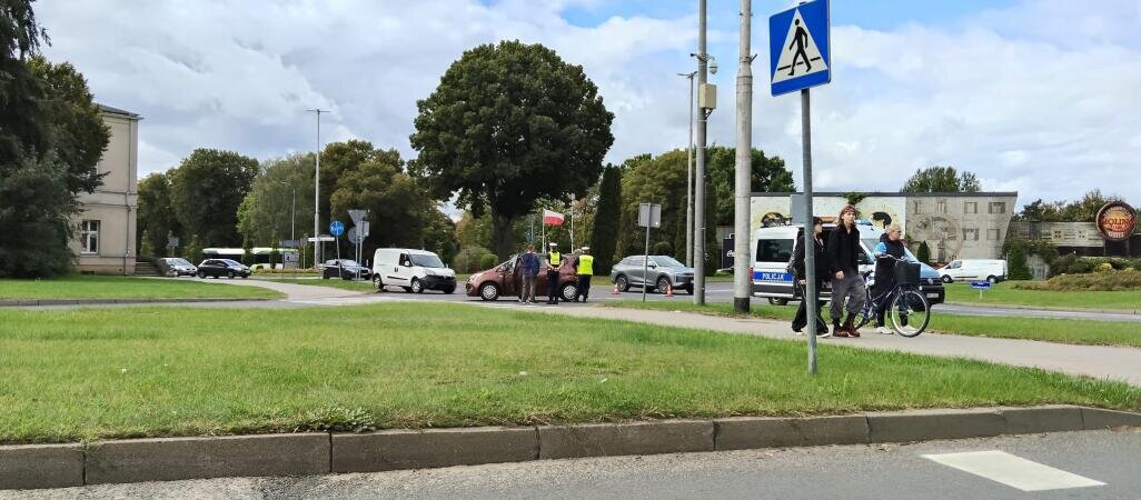 Wypadek na rondzie. Jedna osoba ranna