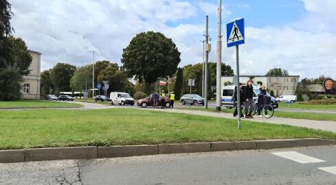 Wypadek na rondzie. Jedna osoba ranna - grafika