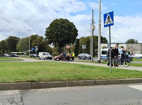 Wypadek na rondzie. Jedna osoba ranna - grafika