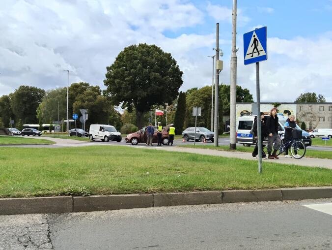 Wypadek na rondzie. Jedna osoba ranna - grafika