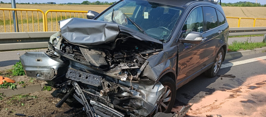 Czołowe zderzenie na krajowej "11" w Ujściu. Dwie osoby trafiły do szpitala.