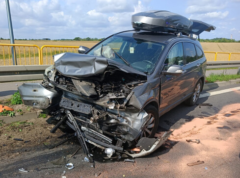 Czołowe zderzenie na krajowej "11" w Ujściu. Dwie osoby trafiły do  - grafika