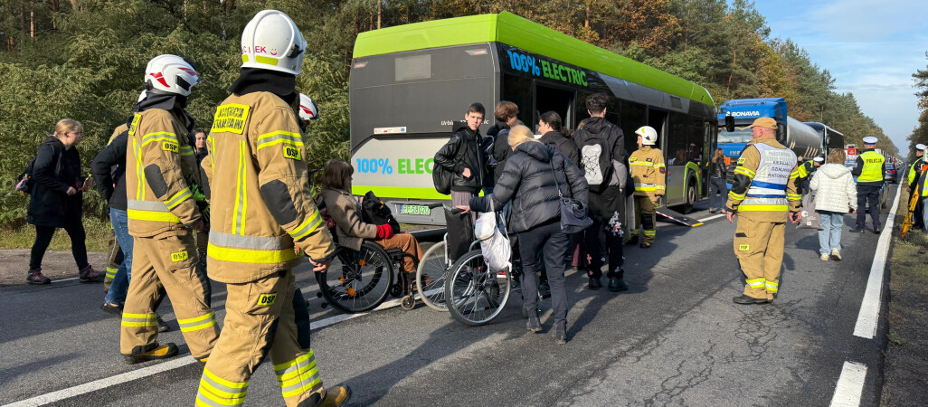 PKS z dziećmi wjechał w cysternę z gazem - VIDEO