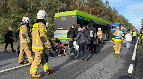 Autobus z dziećmi wjechał w cysternę z gazem - VIDEO - grafika